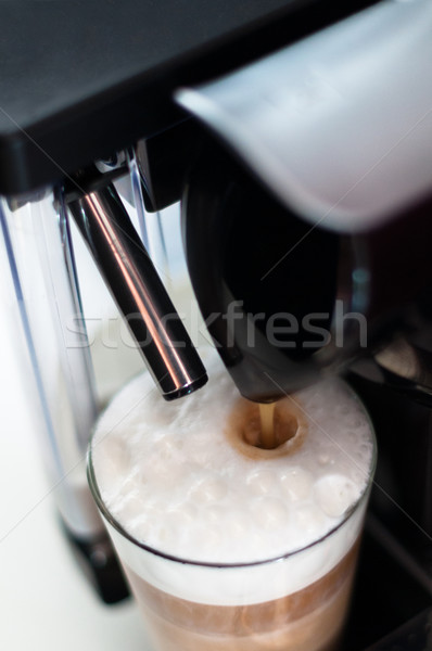 Koffiezetapparaat vulling espresso glas vol melk Stockfoto © franky242
