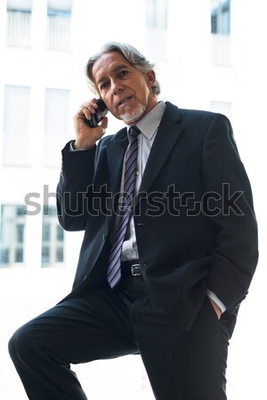 Foto stock: Homem · de · negócios · telefone · móvel · idoso · bonito · prédio · comercial · brilhante