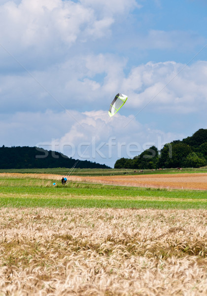 Kite unter Paar Jungs riesige fliegen Stock foto © franky242