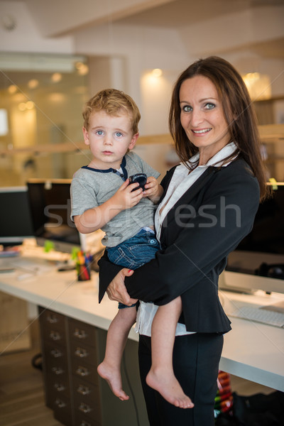 [[stock_photo]]: Femme · d'affaires · faible · enfant · bureau · réconciliation · famille