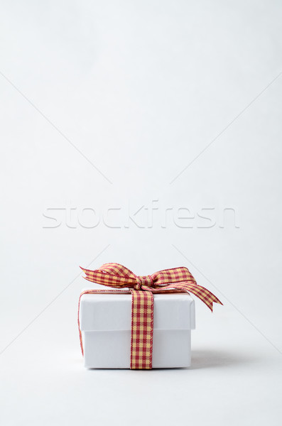 Klein witte geschenkdoos lint eenvoudige gesloten Stockfoto © frannyanne