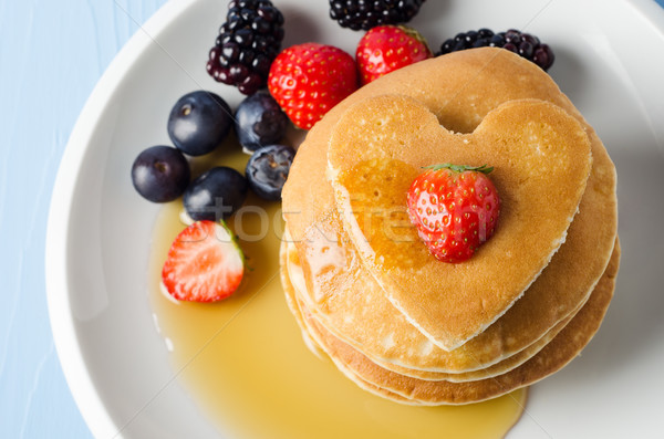 Fruchtig Herz Pfannkuchen erschossen weiß Stock foto © frannyanne