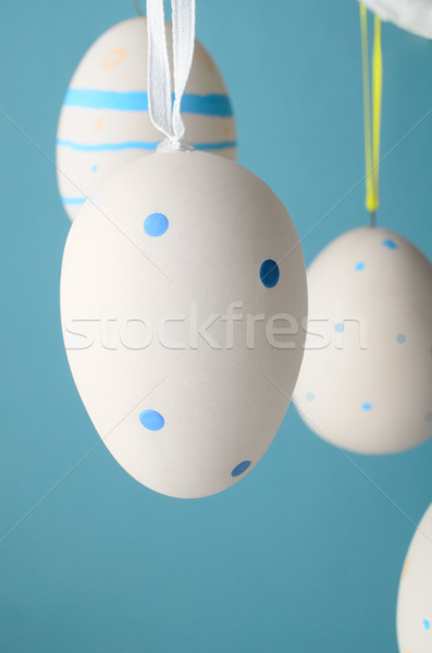 Decorado huevos de Pascua colgante árbol cremoso blanco Foto stock © frannyanne