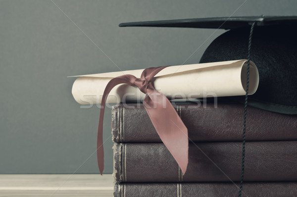 Graduação boné rolar livros topo Foto stock © frannyanne