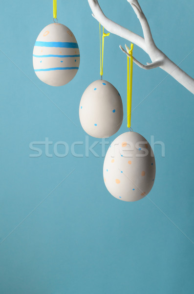 Húsvéti tojások akasztás fa három kerámia krémes Stock fotó © frannyanne