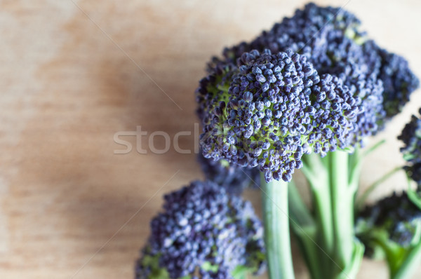 Violet broccoli verde tulpina lemn lumina Imagine de stoc © frannyanne