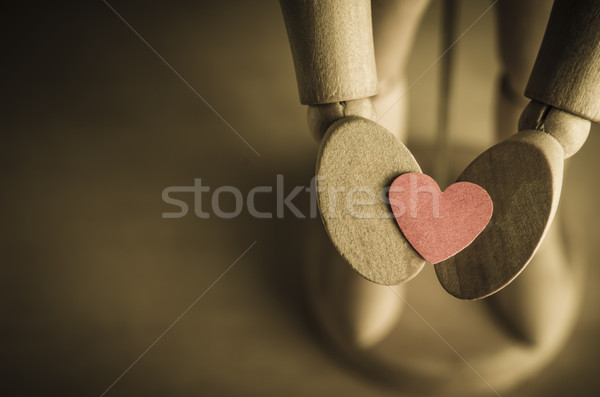 Mannequin offrendo amore cuore legno Foto d'archivio © frannyanne