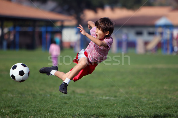 Nino jugando fútbol parque hasta pelota Foto stock © Freshdmedia