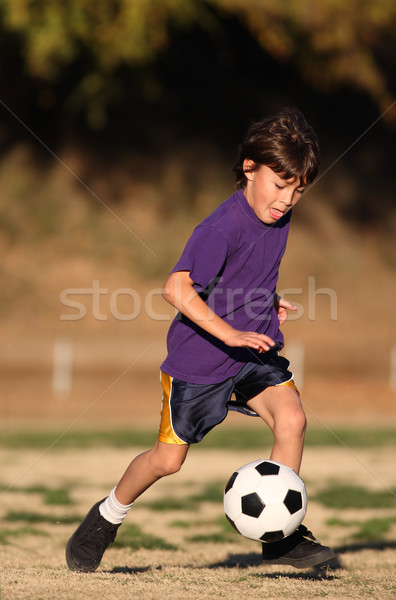 Băiat joc fotbal tarziu dupa amiaza lumina Imagine de stoc © Freshdmedia