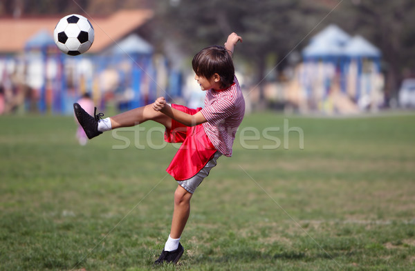 Nino jugando fútbol parque auténtico acción Foto stock © Freshdmedia
