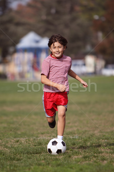 Niño jugando futbol fotos de stock, imágenes de Niño jugando