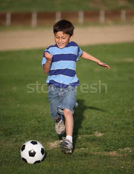 Nino jugando balón de fútbol auténtico feliz campo Foto stock © Freshdmedia