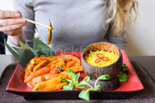 Donna capelli biondi mangiare bacchette tradizionale vegetali Foto d'archivio © frimufilms