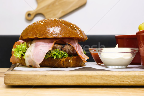 Delicioso hambúrguer raro bacon frito batatas Foto stock © frimufilms