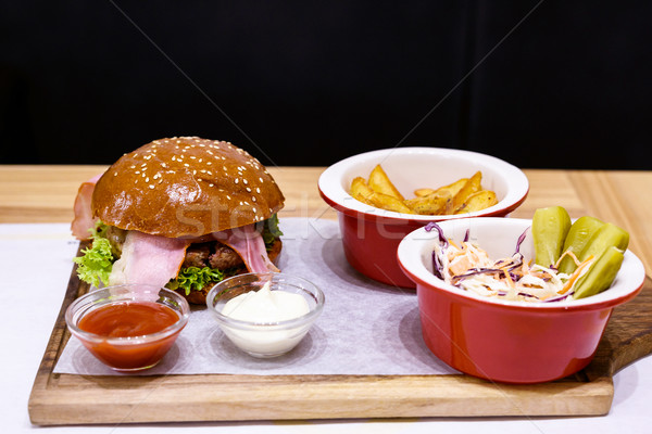 Hamburger selten Speck Kartoffeln Stock foto © frimufilms