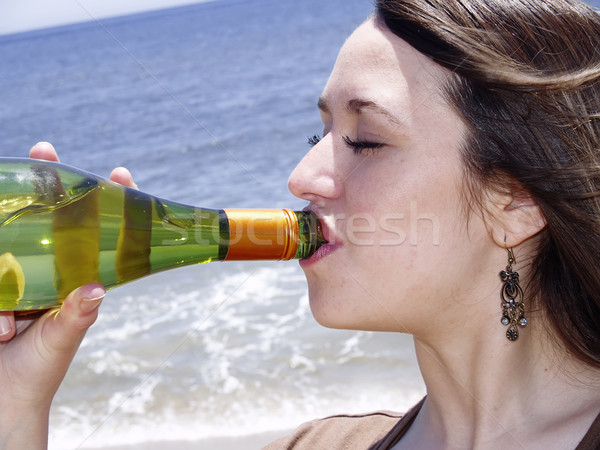 Primer plano nina potable playa agua potable botella Foto stock © fxegs