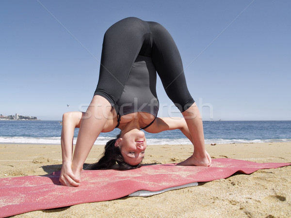Сток-фото: йога · учитель · пляж · создают · морем · красоту