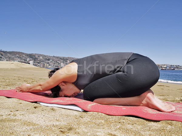 Yoga pose leraar strand zee schoonheid Stockfoto © fxegs