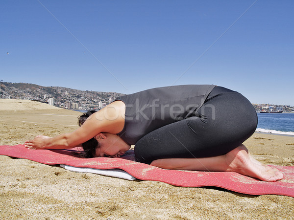 Yoga plantean maestro playa mar belleza Foto stock © fxegs