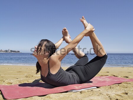 Foto De Stock Jovem Mulher Em Pose De Yoga Na Praia