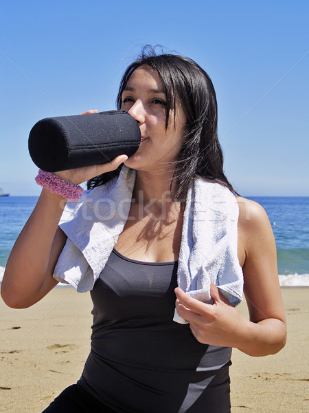 Kobieta pitnej wykonywania młoda kobieta plaży Zdjęcia stock © fxegs