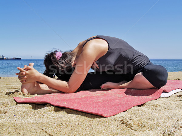 Yoga plantean playa maestro mar belleza Foto stock © fxegs