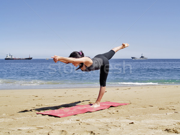 Yoga plantean playa maestro sonrisa mar Foto stock © fxegs