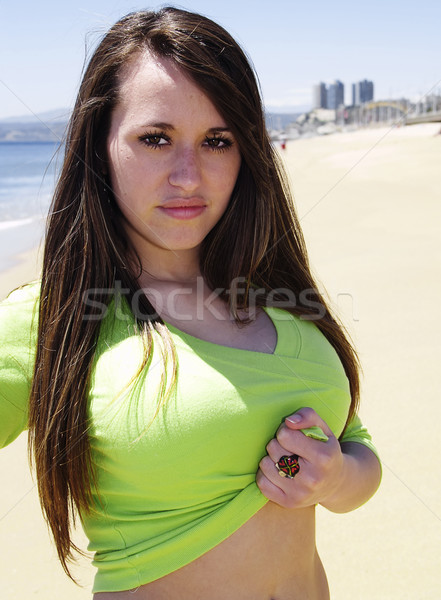 Dość dziewczyna stwarzające plaży portret wody Zdjęcia stock © fxegs