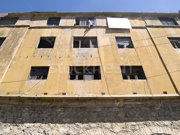 Fachada edad casa ventana anunciante amarillo Foto stock © fxegs