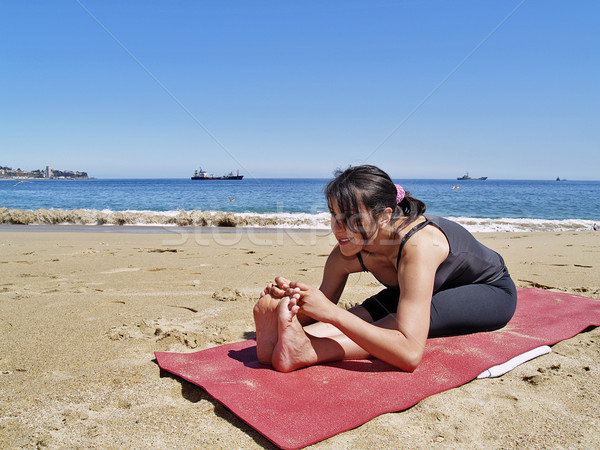 Yoga plantean playa maestro mar belleza Foto stock © fxegs