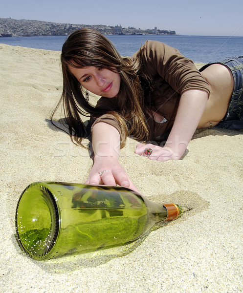 Szomjas lány homok elér üveg víz Stock fotó © fxegs