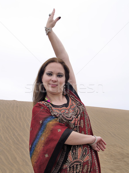 Emiraty tancerz czerwony szata taniec pustyni Zdjęcia stock © fxegs