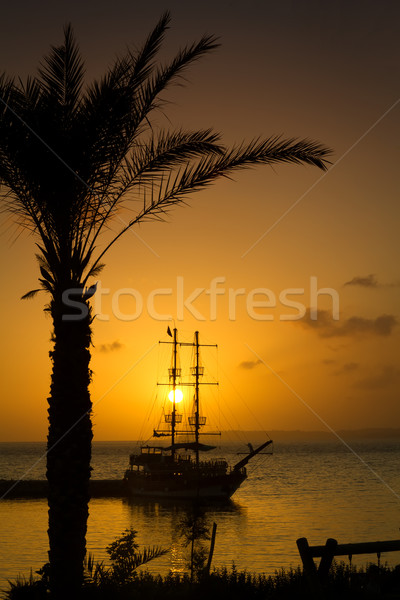 Gemi siluet gün batımı bulutlar güneş ışık Stok fotoğraf © g215