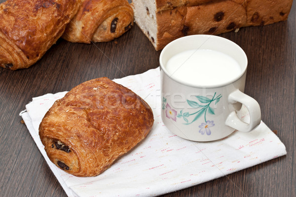 牛奶    杯    片    蛋糕    木桌    表 / milk cup and   piece of