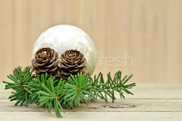 Imagine de stoc: Pin · ramură · Crăciun · decoratiuni · bord · verde