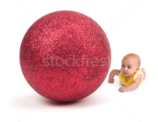 Bonitinho bebê olhando enorme natal ornamento Foto stock © gabes1976