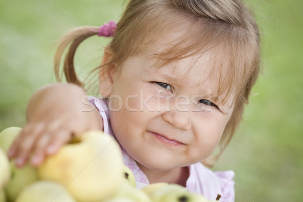 小女孩 蘋果 可愛 綠色 蘋果 樹 商業照片 © Gbuglok