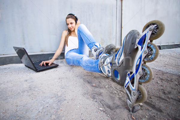 Nina zapatos joven portátil auriculares escuchar música Foto stock © Gbuglok