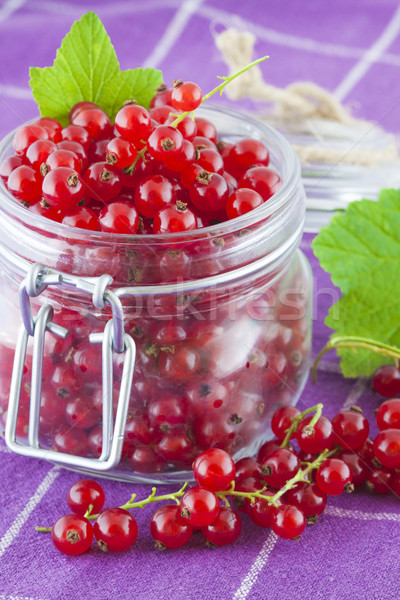 Rojo jar vidrio mesa de cocina frutas desierto Foto stock © Gbuglok
