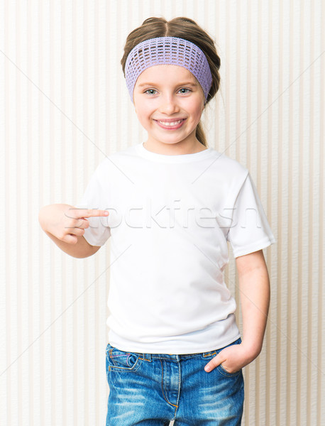 Kız beyaz tshirt küçük kız gülümseme çocuk Stok fotoğraf © GekaSkr