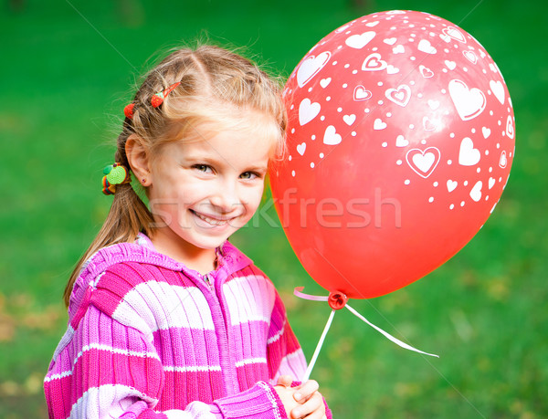 Küçük kız kırmızı balon park plaj çocuk Stok fotoğraf © GekaSkr