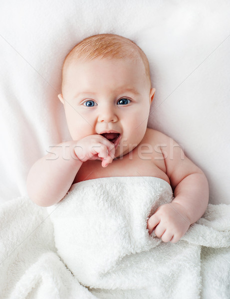 Tineri copil alb pat Imagine de stoc © GekaSkr