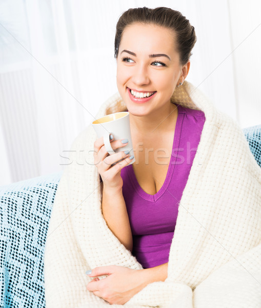 Tineri fata frumoasa ceasca de ceai faţă fericit Imagine de stoc © GekaSkr
