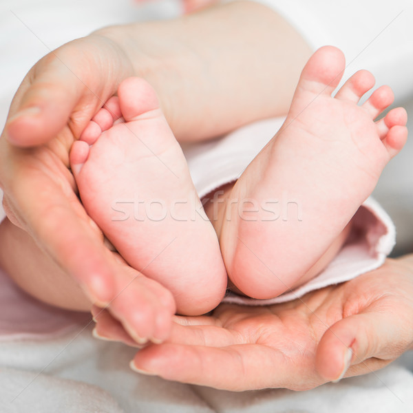 Fuß Mütter Hände vorsichtig Zärtlichkeit Mädchen Stock foto © GekaSkr