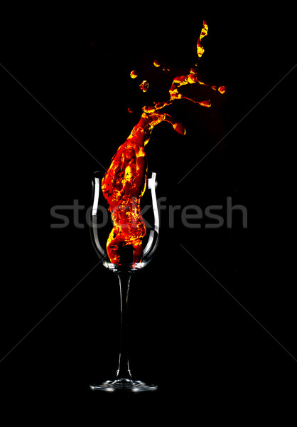 Incendiu sticlă negru fundal bar bea Imagine de stoc © GekaSkr