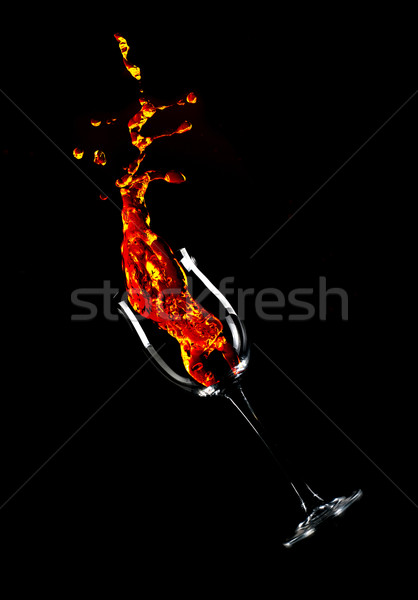 Incendiu sticlă cădere negru fundal bar Imagine de stoc © GekaSkr