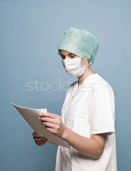 Foto stock: Enfermeira · máscara · cirúrgica · jornal · papel · médico · mulheres