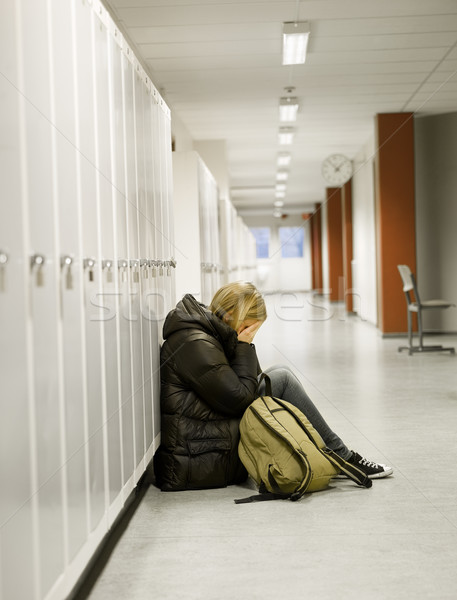 Fiatal nő iskola sír fal gondolkodik tinédzser Stock fotó © gemenacom