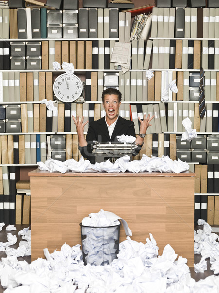 [[stock_photo]]: Frustré · auteur · Homme · salissant · bureau · papier