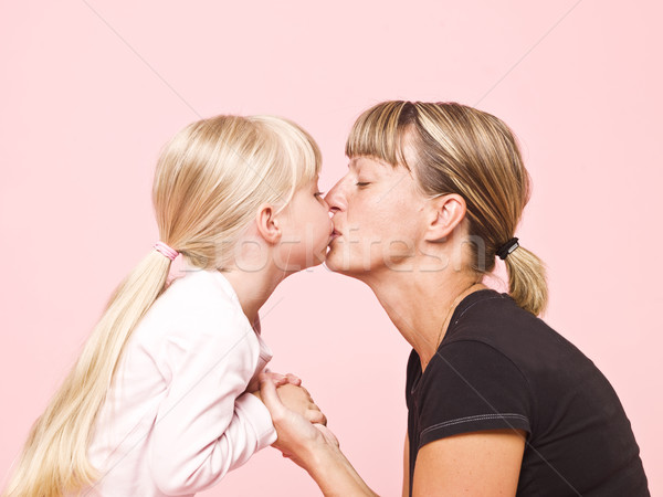 Mãe filha beijando rosa criança feminino Foto stock © gemenacom